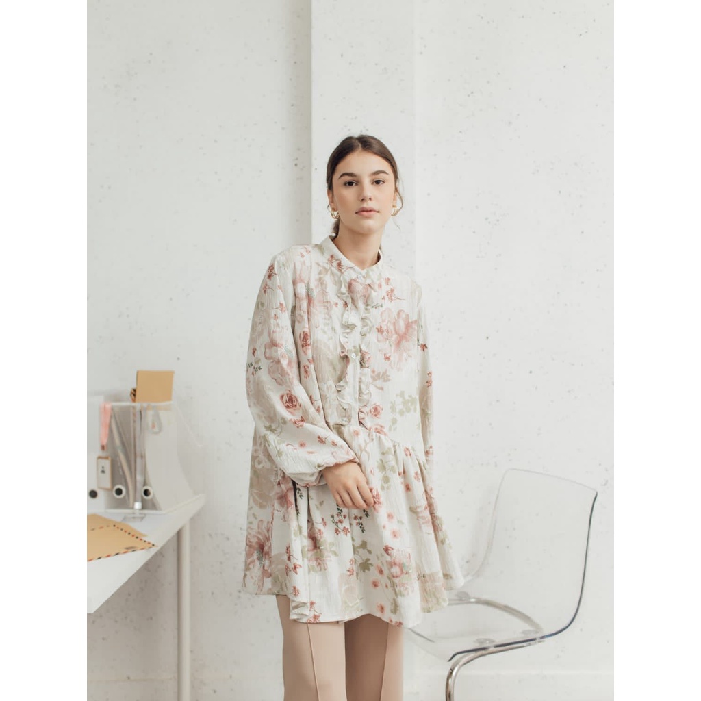 Merlyn Blouse – Atasan Wanita Blus Crinkle Print Premium Kekinian Putih Lengan Panjang Terbaru Viral