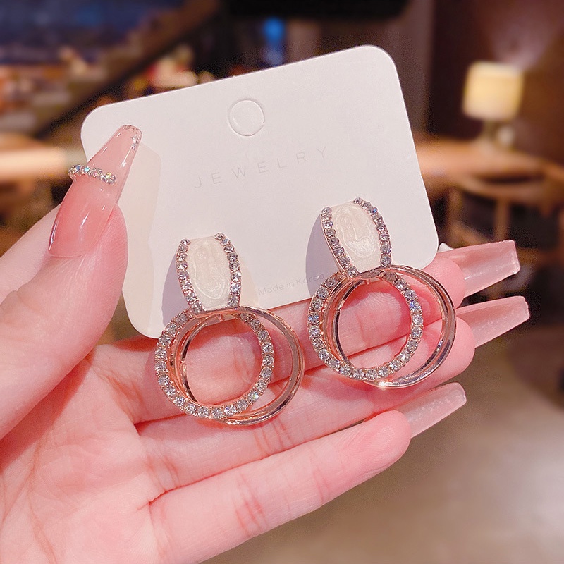 Anting Tusuk Bentuk Lingkaran Aksen Berlian Bahan 925 silver Untuk Wanita