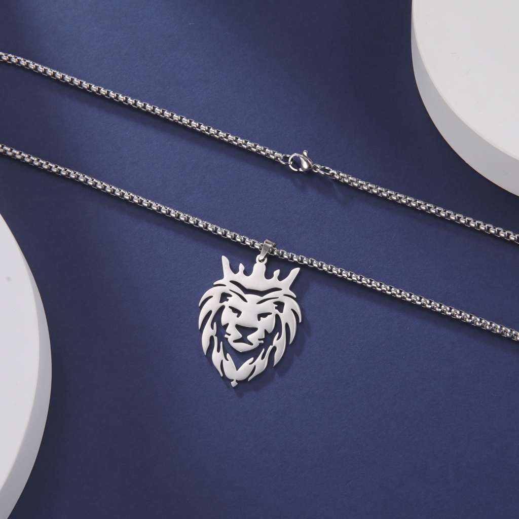 Kalung Rantai Dengan Liontin Mahkota Singa Bahan stainless steel Warna Emas