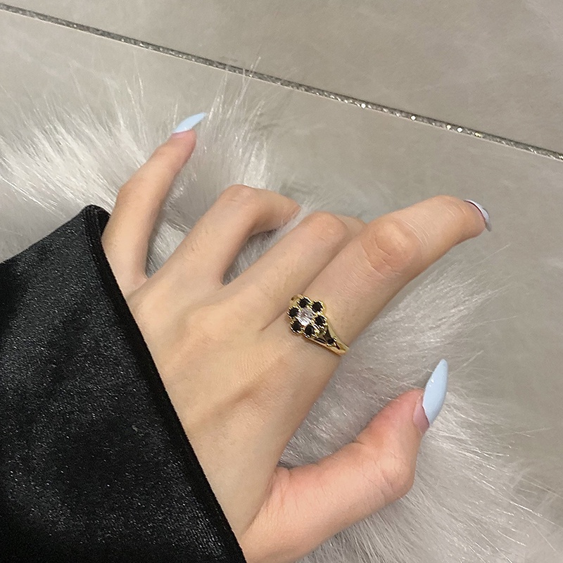 Cincin Desain Bunga Aksen Zirkon Warna Hitam Gaya Korea Untuk Aksesoris