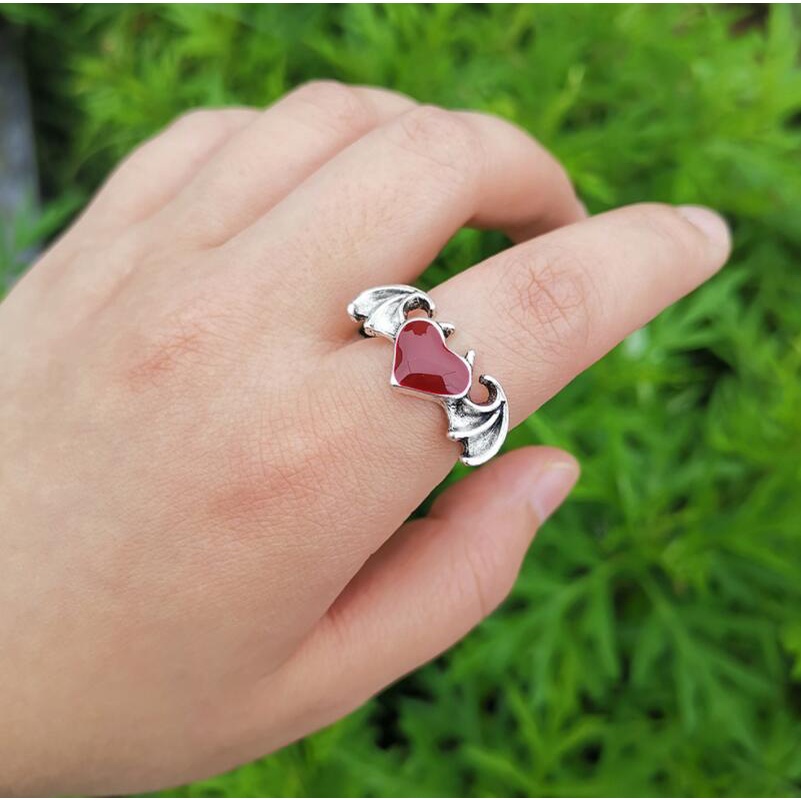 Cincin Bentuk Sayap Hati Aksen Zircon Gaya Vintage Untuk Wanita