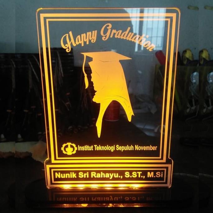 Hadiah Wisuda Kado Unik Akrilik LED Custom 14x19cm Non Jam