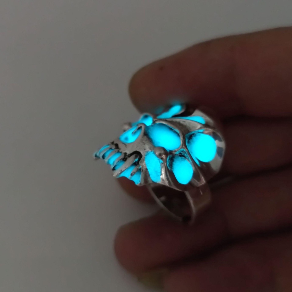 Cincin luminous Bahan alloy Bentuk Tengkorak Gaya Retro Untuk Pria