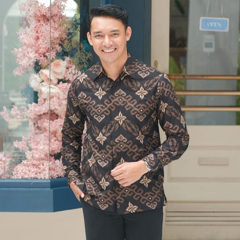 KEMEJA BATIK PRIA LENGAN PANJANG KEBAYA VANILLA  KEMEJA BATIK AVEENA LENGAN PANJANG KEMEJA PRIA KEMEJA COWO HEM BATIK BAJU BATIK KEMEJA LAMARAN KEMEJA RAPAT KEMEJA MOTIF BATIK KEMEJA WARNA BROWN KEMEJA HITAM