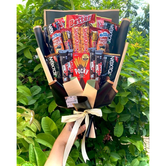 BUKET SNACK SILVERQUEEN ELEGAN HITAM CREAM KERTAS CELLOPHANE / BUKET SNACK MEWAH / BUKET SNACK MENARIK / BUKET SNACK HADIAH WISUDA / HADIAH SIDANG / WEDDING / ANNIVERSARY / HADIAH PACAR / JAJANAN / BINGKISAN / SIDANG SKRIPSI /