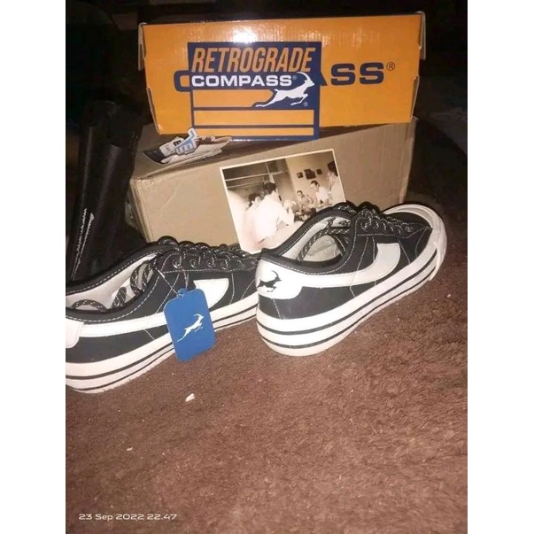 COMPAS RETROGRADE | Black White