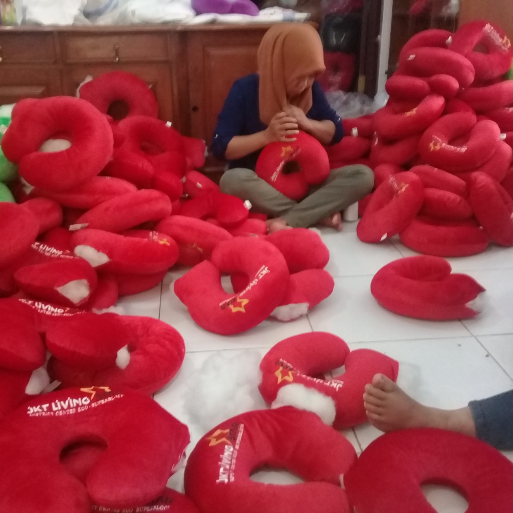 Souvenir Bantal Leher promosi custom Murah