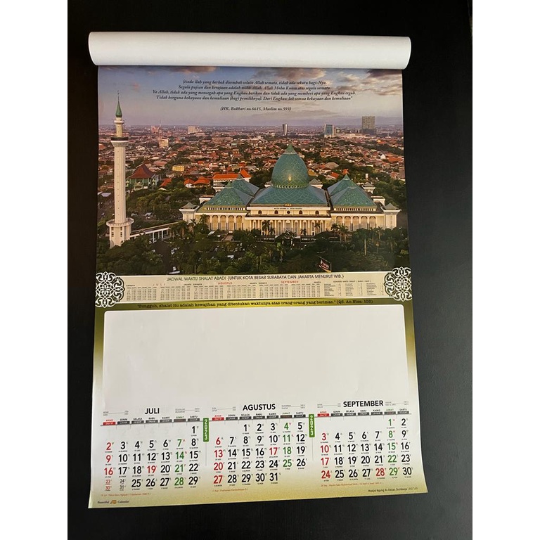 Kalender dinding triwulan 2023 motif mesjid