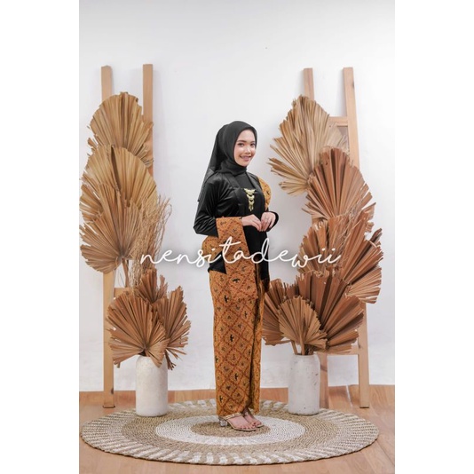 Kebaya Bludru, Jarik Wiru Instan + Selendang / Motif Sidmukti