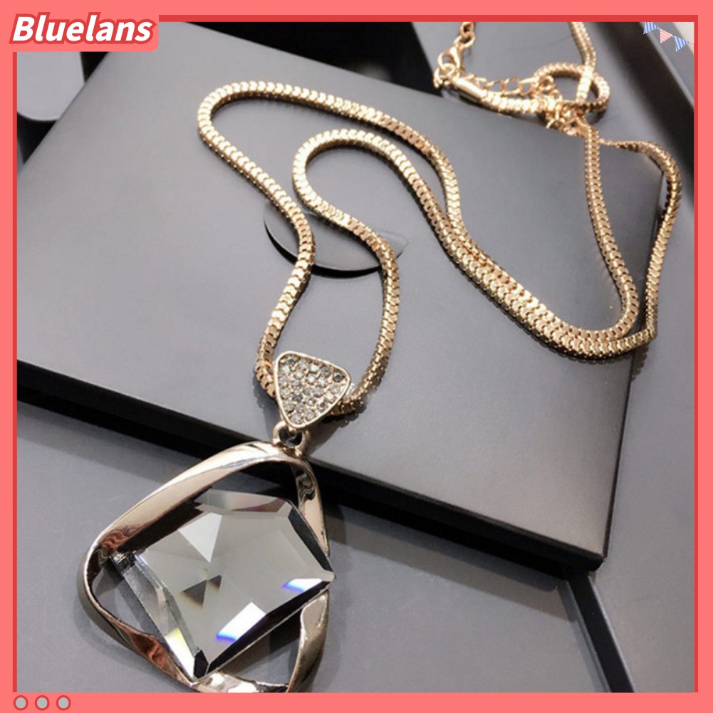 Kalung Rantai Liontin Segitiga Aksen Berlian Imitasi Untuk Wanita