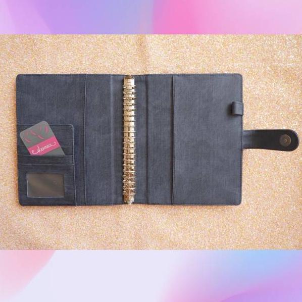 

Diskon Gembira Binder A5 Jeans / Denim. GRATIS KERTAS & PULPEN. Bahan anti air ukuran A5 20ring Premium Demnacs