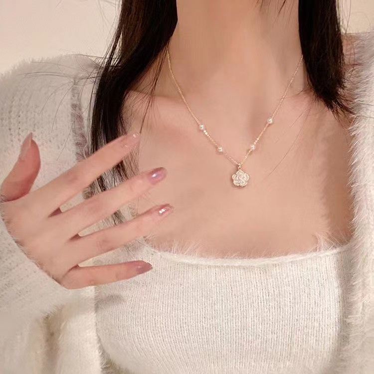 Kalung Liontin Bunga Camellia Bahan Alloy Hias Mutiara Imitasi Gaya Korea Untuk Wanita