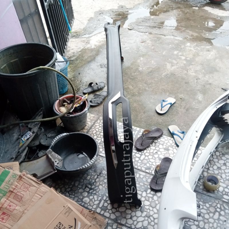 bodykit belakang Innova Reborn 2021