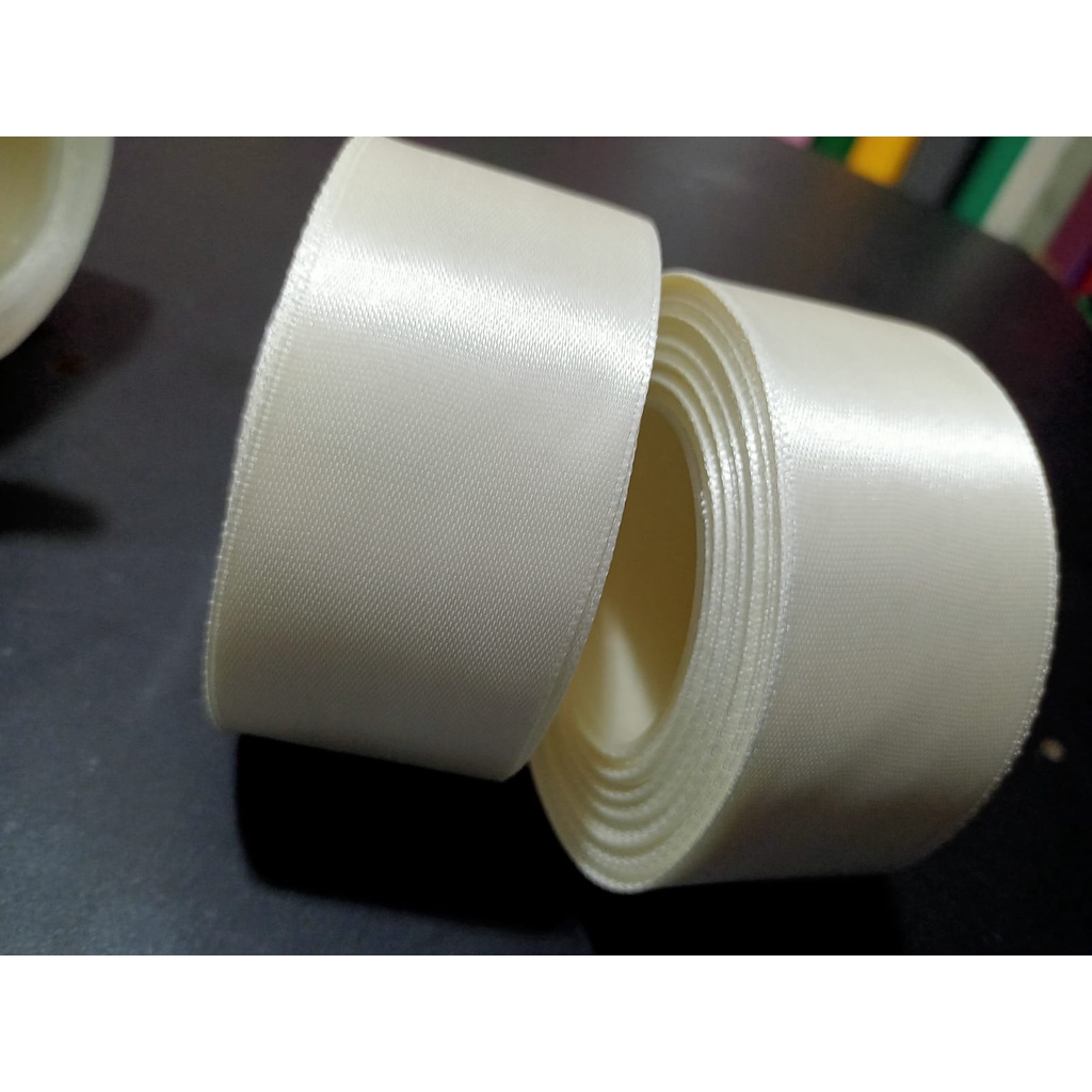 

Pita Satin BW Ukuran 1.5 inch / 4cm Per Roll