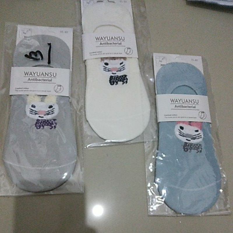 kaos kaki perempuan