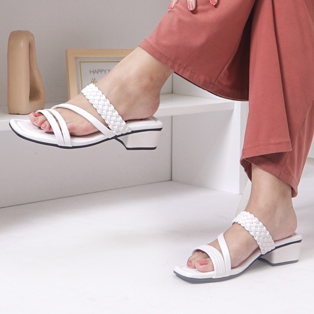 SARASARA YUK - ALINE Sandal Wanita High Heels 4cm Hak Tahu Size 36 - 40 SARA SARA Sendal Cewek Heel Model Chunky Tali Kepang Silang 37 38 39 Warna White Putih Pergi Kondangan Acara Formal Original Kekinian Terbaru Shoes Mall Official Store