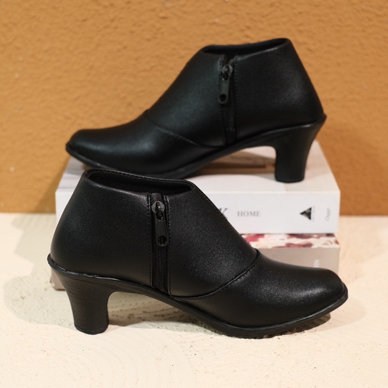 SEPATUBOOTWANITAKUALITASPREMIUMSEPATUWANITAKULITSEPATUWANITABOOTMURAHSEPATUFORMALWANITASEPATUPANTOFELWANITA