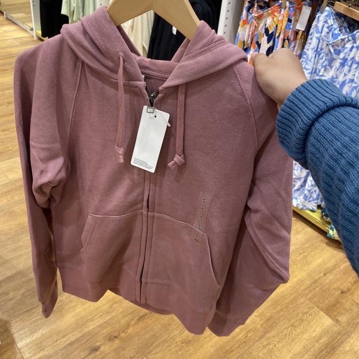 Harga Bersahabat Jastip. Sweater Hoodie Uniqlo (Woman)