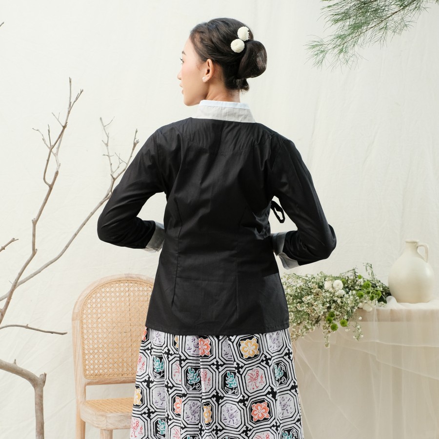 Blus Batik Hanbok Lengan Panjang Meradelima Katun Jepang Hitam