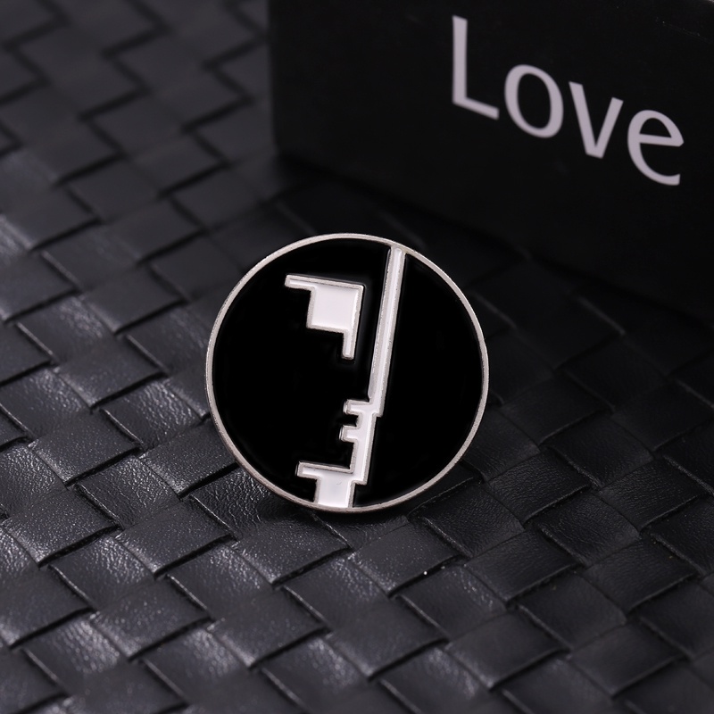 Bros Pin Enamel Desain Lukisan Abstrak Bentuk Bulat Warna Hitam Untuk Hadiah Anak