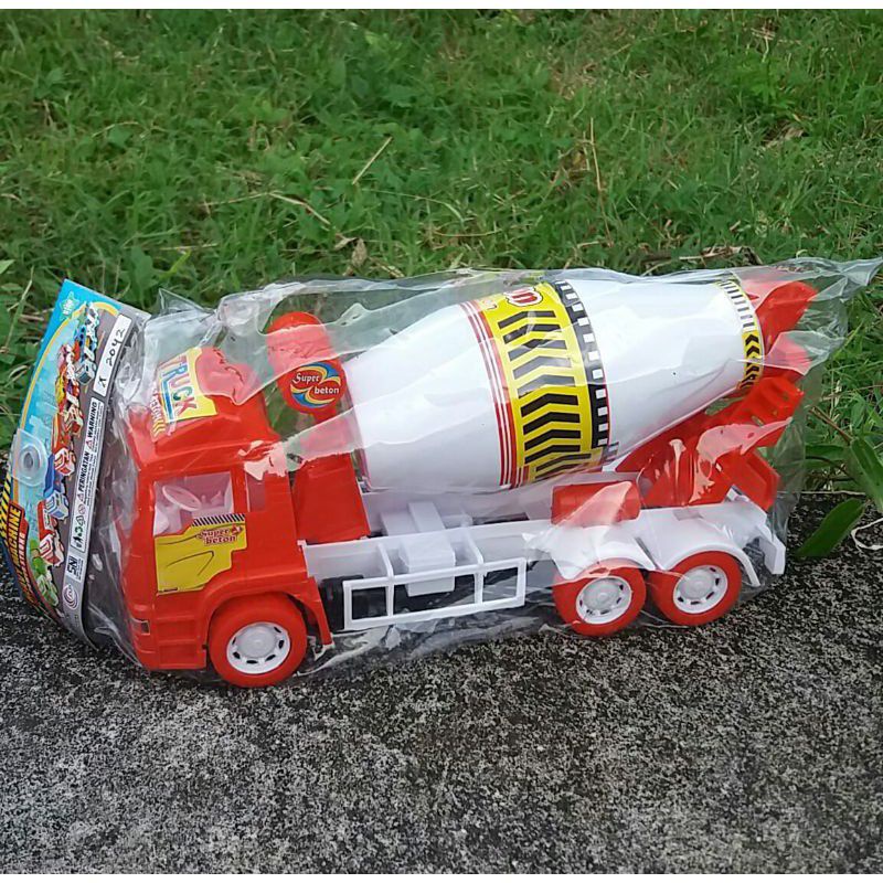 Mainan Mobil Truk Molen Ukuran Kecil / Truk Mixer