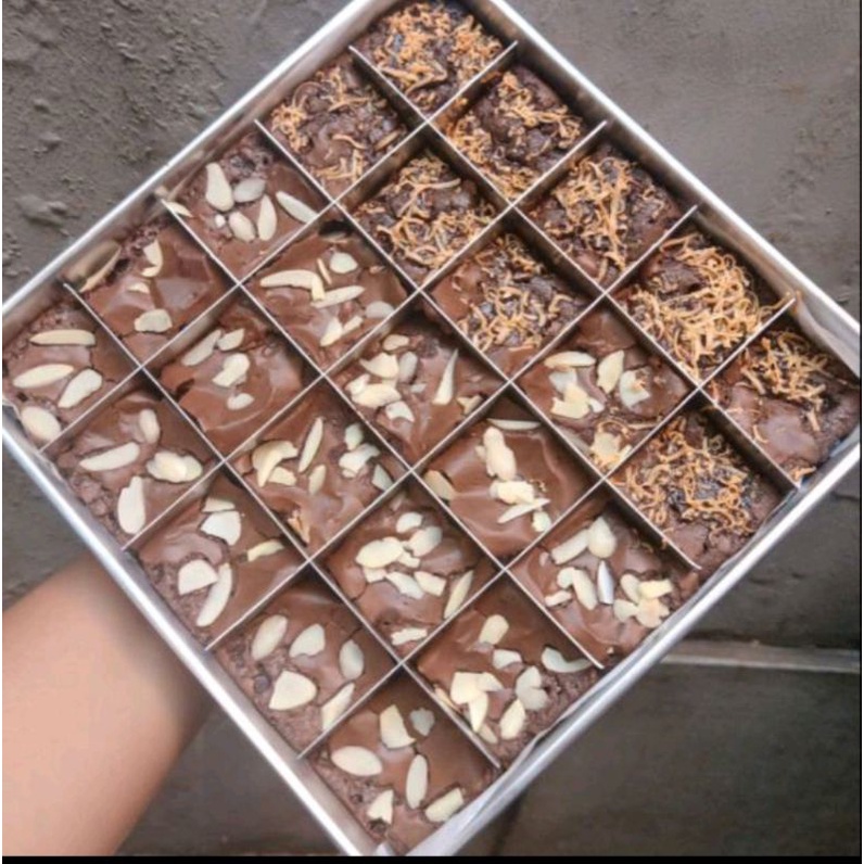 Loyang Brownis Sekat 20x20cm Isi Skat 25 Bahan alumunium Anti Karat