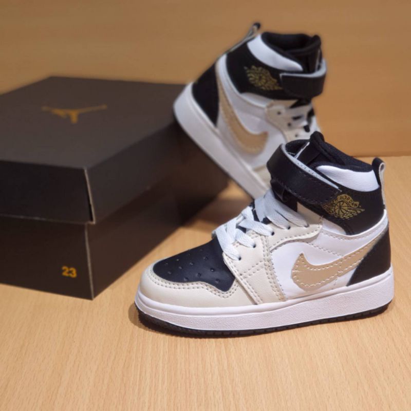 sepatu anak jordan sepatu anak nike sepatu anak laki laki import sudah termasuk box &amp; bonus kaus kaki .