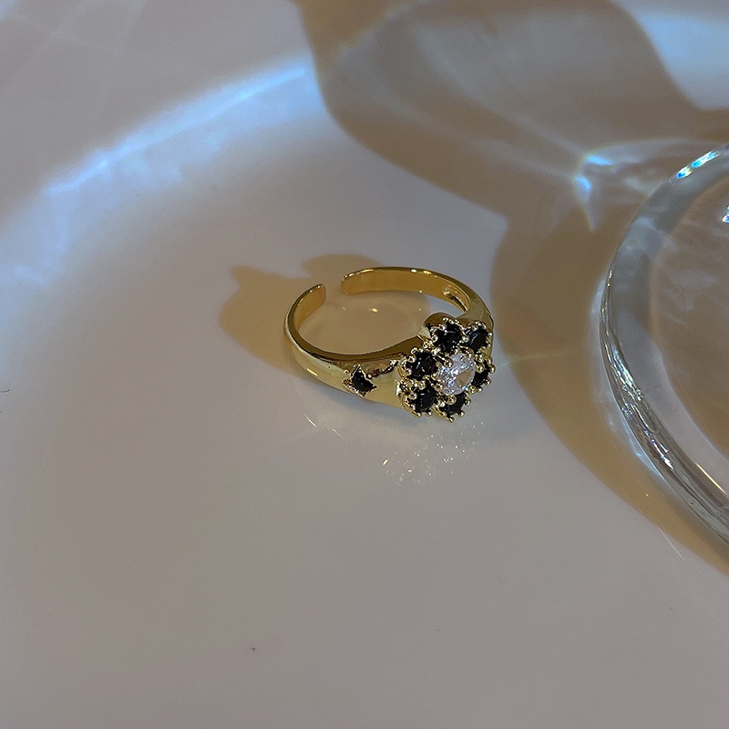 Cincin Desain Bunga Aksen Zirkon Warna Hitam Gaya Korea Untuk Aksesoris