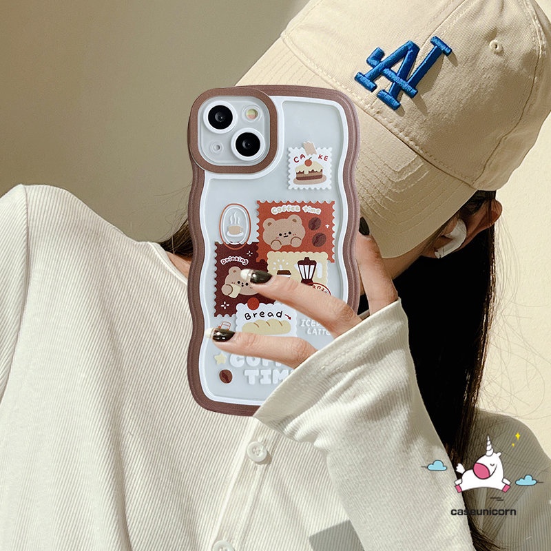 Case Vivo Y02 A Y35 Y22 Y15s Y36 Y16 Y02s Y20 Y11 Y12 Y15 Y15A V25 V25E Y21 Y12i Y21s Y30 V23E V21 Y1s Y91 Y12s Y11s Y75 Y17 Y33s Y91C Y20s Kartun Beruang Coffee Soft Wavy Edge Case