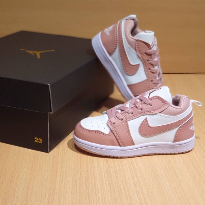 sepatu anak perempuan sepatu jordan anak perempuan sepatu anak jordan import sudah termasuk box &amp; bonus kaus kaki .