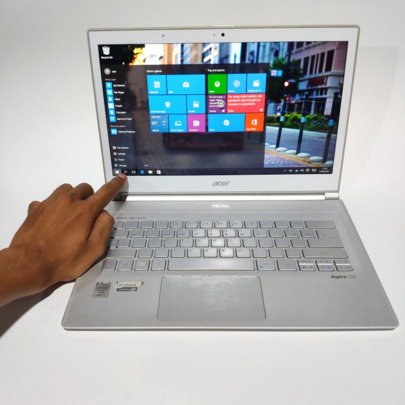 Laptop ultrabook Touchscreen mewah Acer aspire s7 - core i7 - ram 8gb Resolusi layar 2K