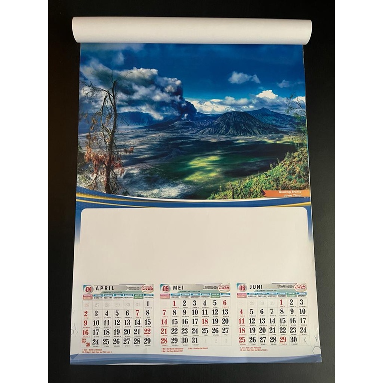 Kalender dinding triwulan 2023 motif pemandangan dunia