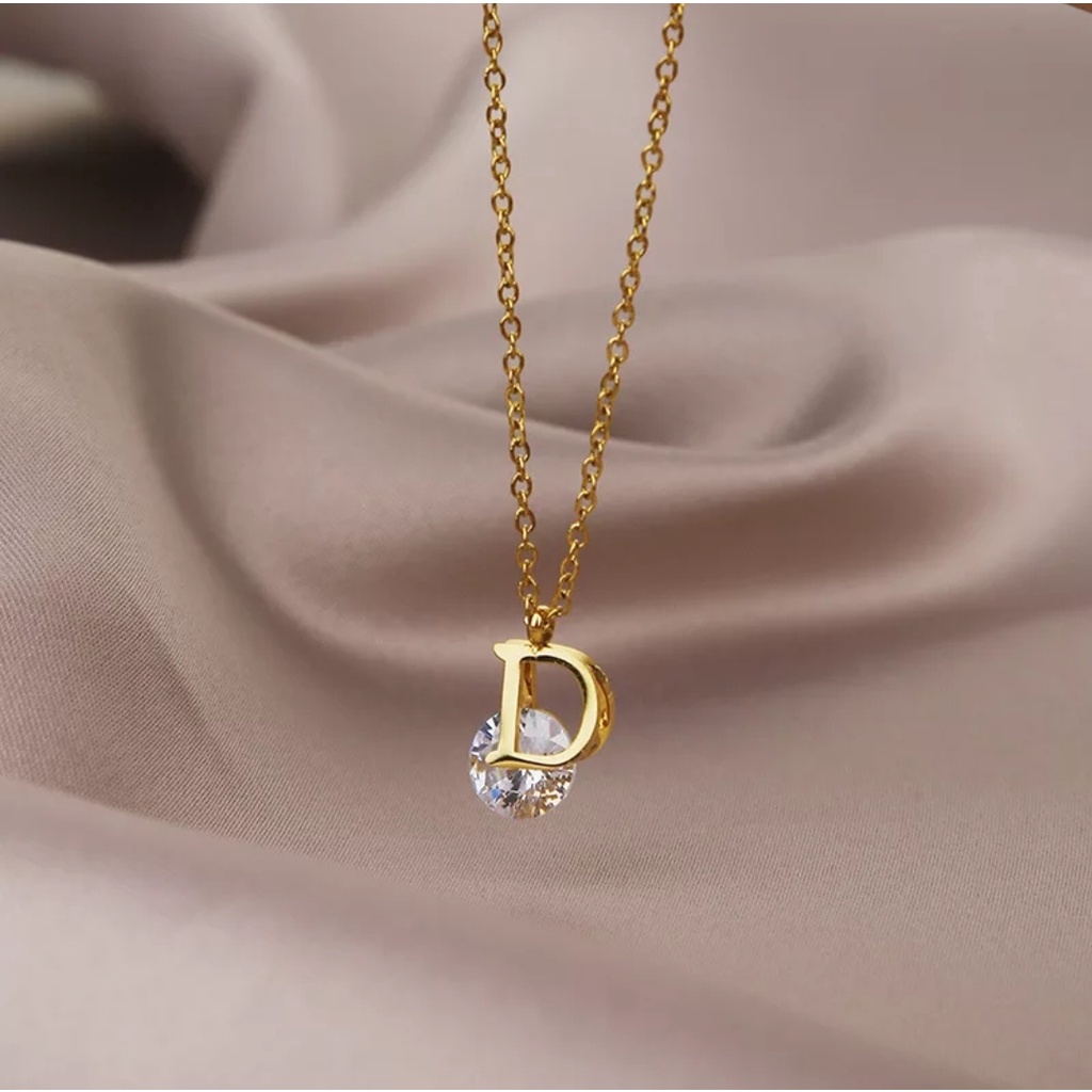 Kalung Titanium Model Huruf D Diamond Artificial Dengan Warna RoseGold dan Gold