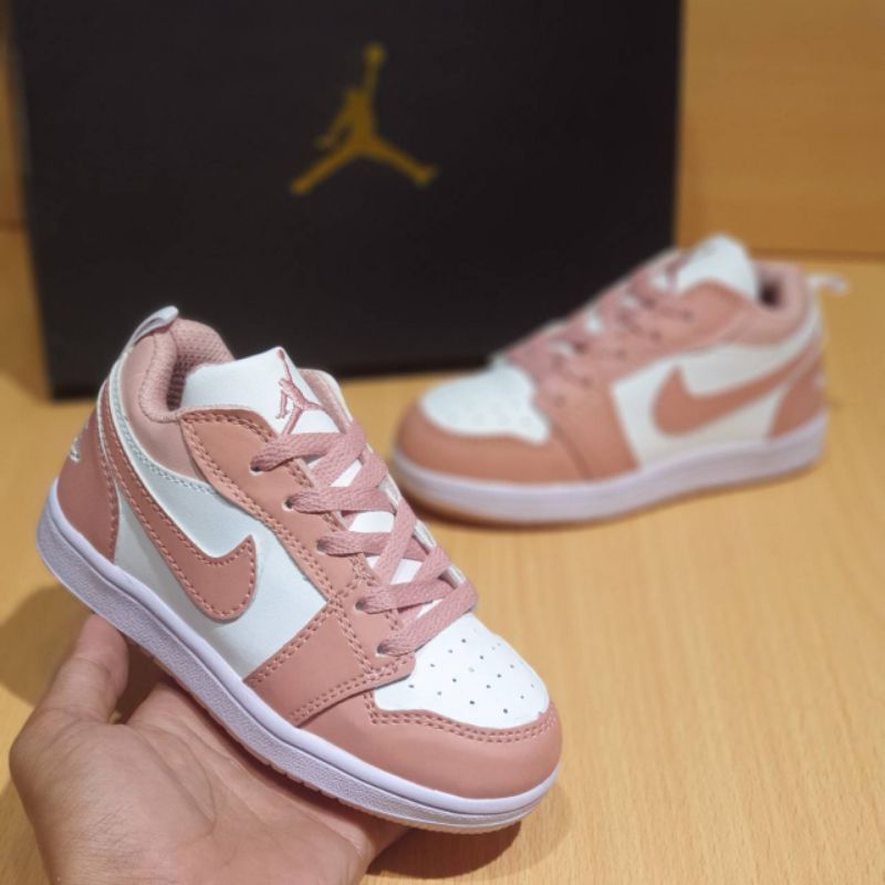 sepatu anak perempuan sepatu jordan anak perempuan sepatu anak jordan import sudah termasuk box &amp; bonus kaus kaki .