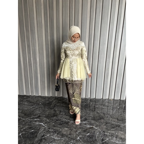 (Akita-Ameera blouse sunny ) set couple kebaya wanita &amp; kemeja batik pria. kebaya wisuda kebaya kondangan kebaya lamaran bahan lace premium