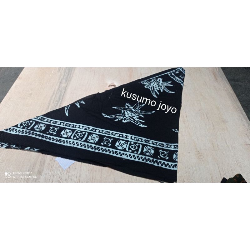 Udeng Batik  Grade A Ikat Kepala Motif Banyuwangi  Bahan Katun Size Segi Empat