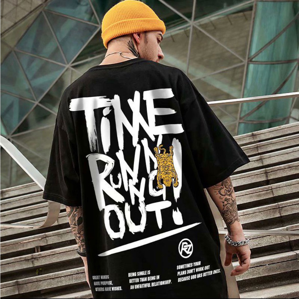 kaos Atasan Distro Unisex/kaos Oblong Pria dan Wanita/kaos unisex/KAOS SANTAI OBLONG MOTIF GAMBAR TIME RUN OUT Warna Hitam DAN PUTIH/tersedia ukuran M,L,XL,XXL,KAOS TERBARU 2022