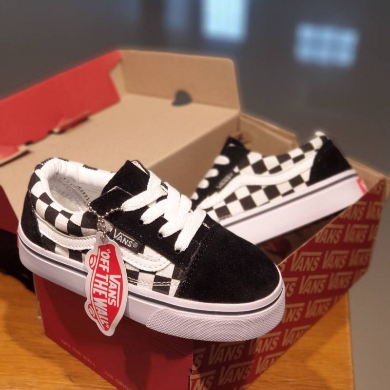 sepatu anak vans sepatu anak vans oldskool catur black white sudah termasuk box &amp; kaus kaki .