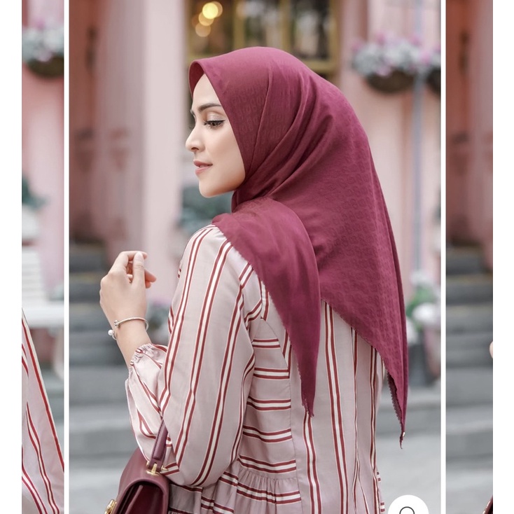 BUTTONSCARVES TAPIS EMBOSSED RUBY