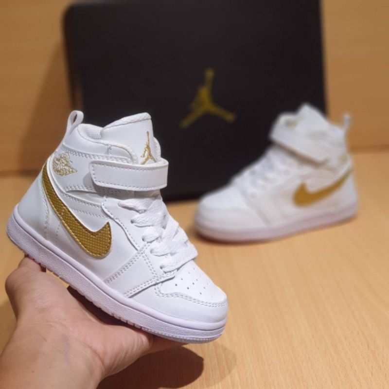 sepatu anak jordan sepatu anak nike sepatu jordan anak import sudah termasuk box &amp; bonus kaus kaki .