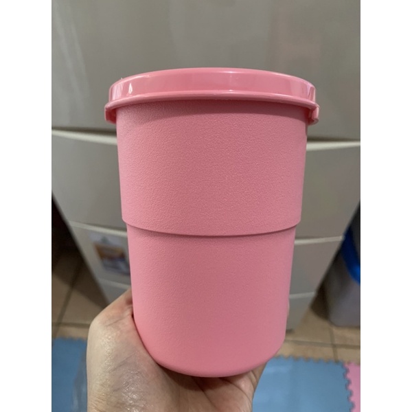 1 Pcs Tumbler atau gelas tupperware dengan tutup- warna pink