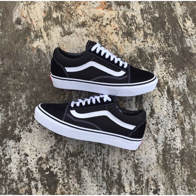 Sepatu Sneakers / Vans Classic Old Skool Black White