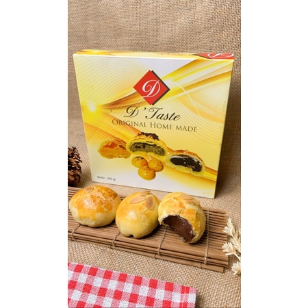 

RB22 Pia coklat pia susu pia keju Bandung, pia bandung enak, oleh oleh bandung murah Hampers Natal
