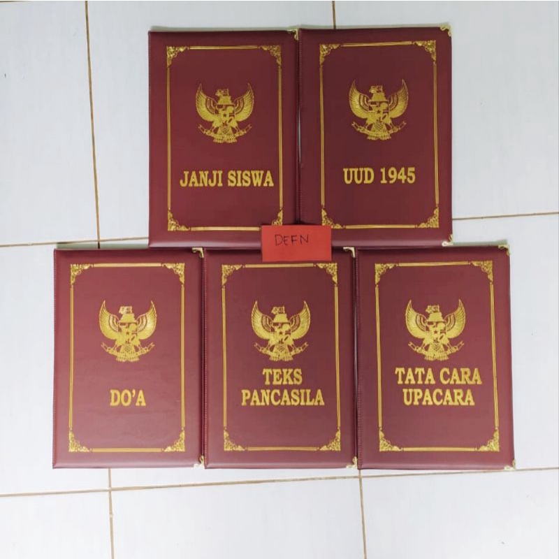 

MAP UPACARA BENDERA/5 MAP UPACARA BENDERA BAHAN KULIT SINTETIS WARNA MARUN
