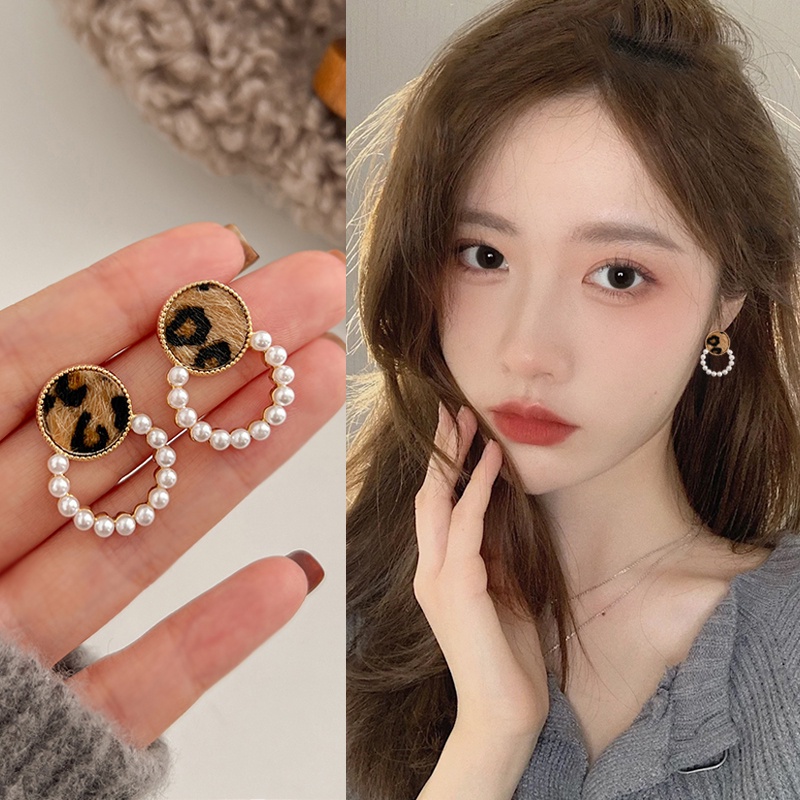 Anting Stud Bentuk Lingkaran Motif Print Leopard Aksen Mutiara Gaya Retro Perancis Untuk Wanita