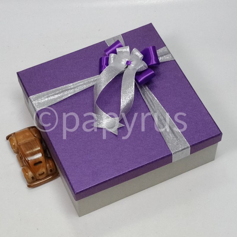 

PAPYRUS Kombinasi 30x30 Tinggi 10cm Kotak Kado Gift Box Hadiah V1