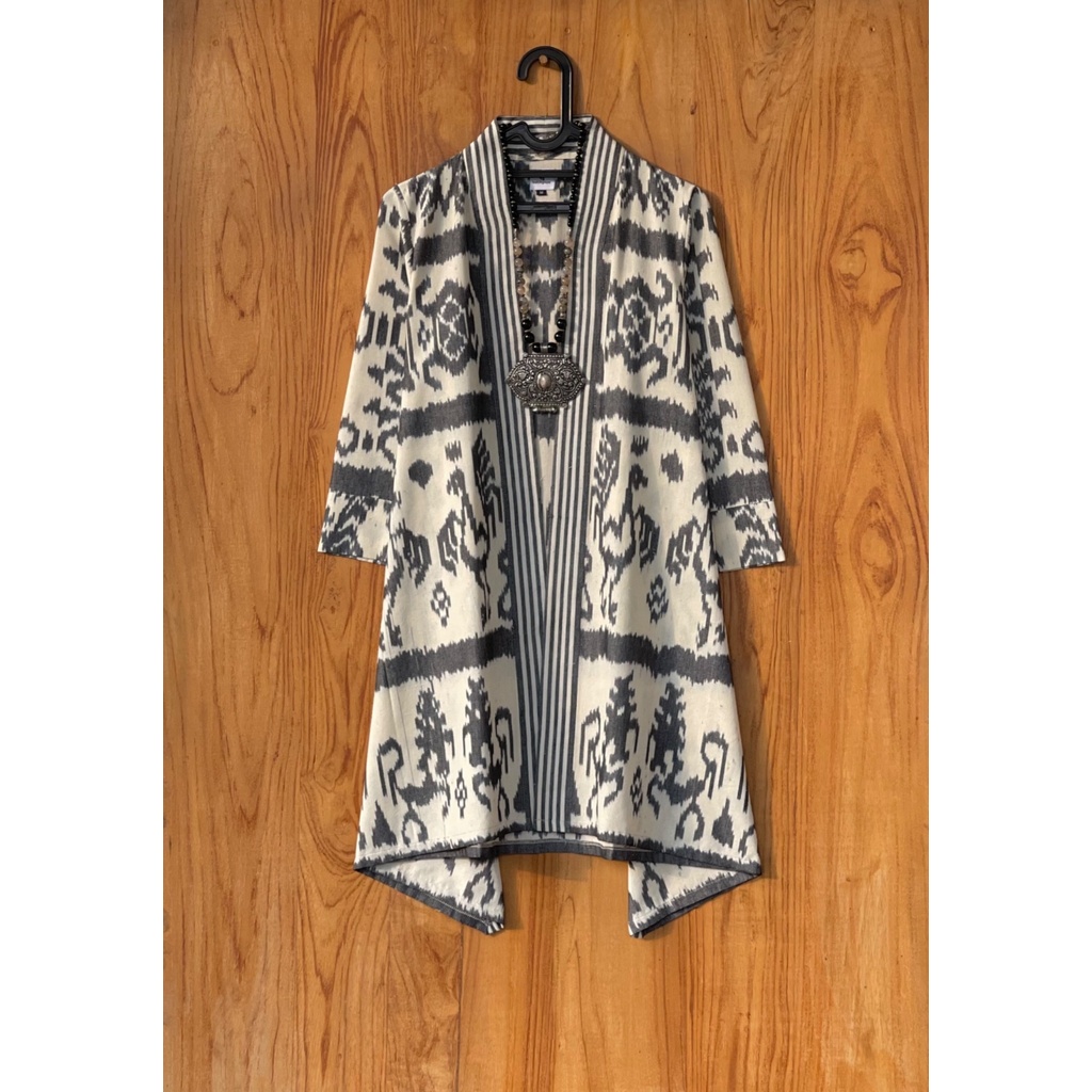 Long cardigan warna putih tulang