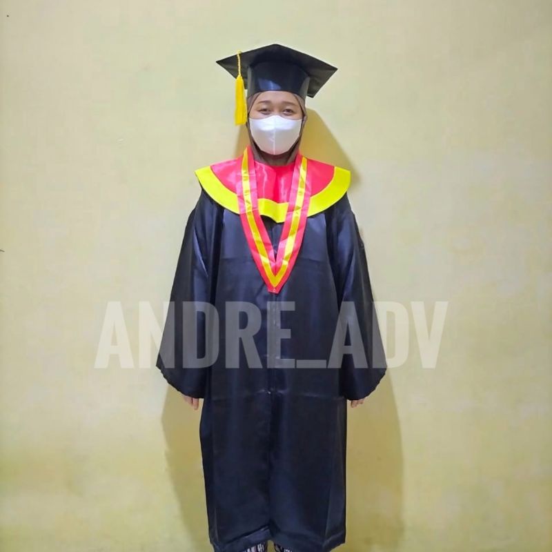 

toga wisuda bahan satin merah list kuning berkualitas