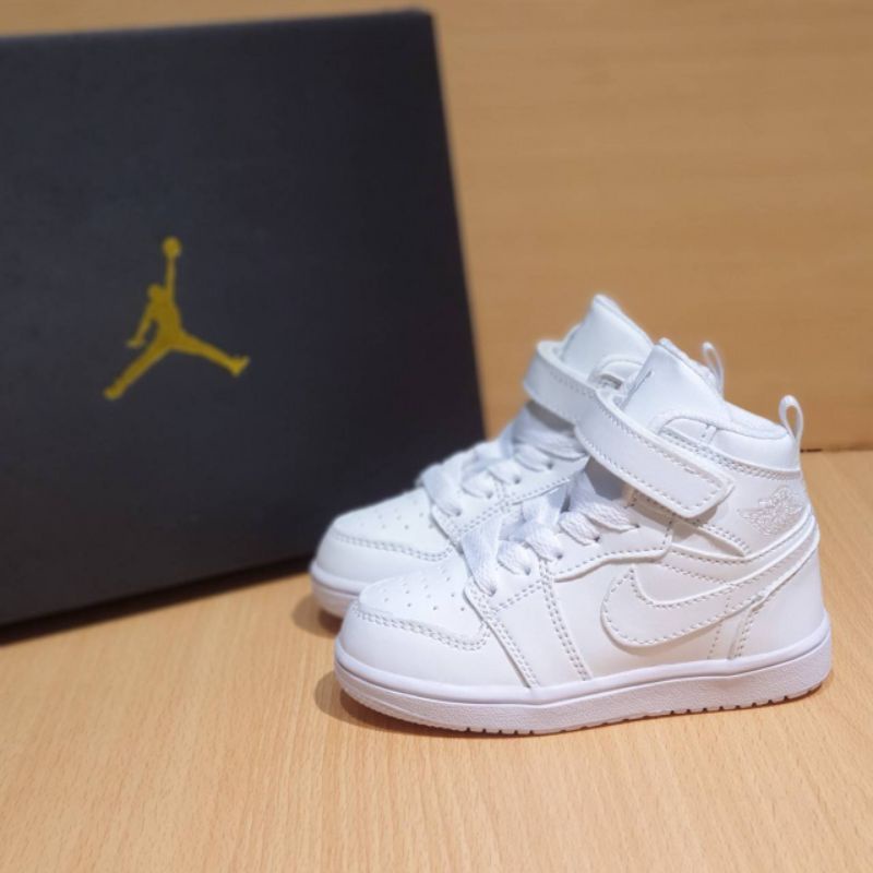 sepatu anak nike sepatu jordan anak sepatu anak jordan import sudah termasuk box &amp; kaus kaki .