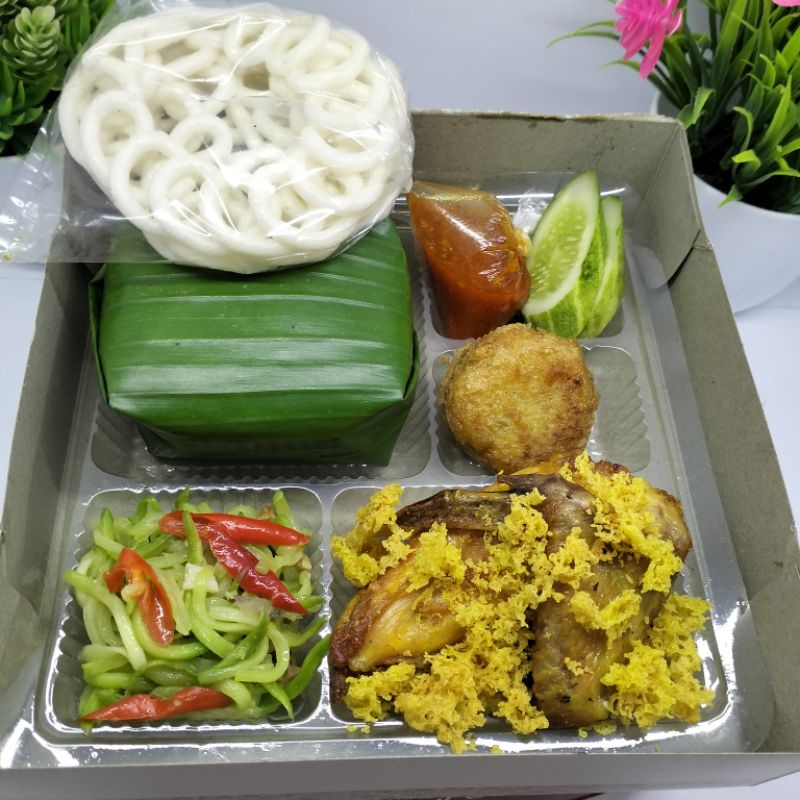 

Paket nasi ayam kremes komplit